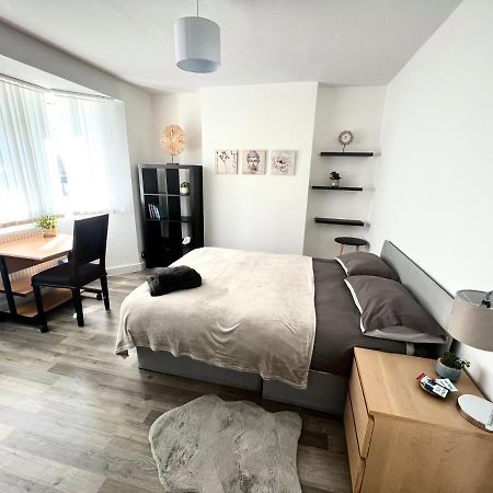 Modern Double Room With Fire Tv London Exteriör bild