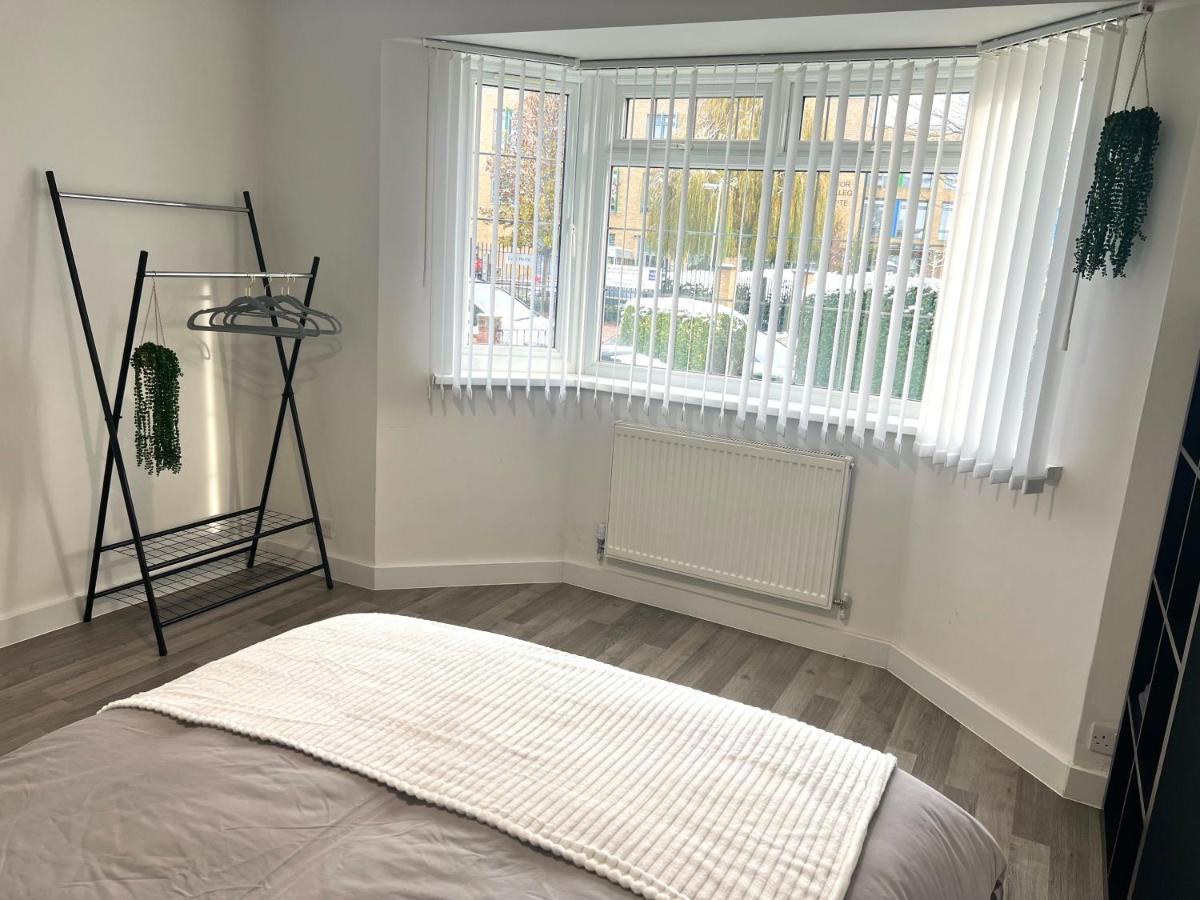 Modern Double Room With Fire Tv London Exteriör bild