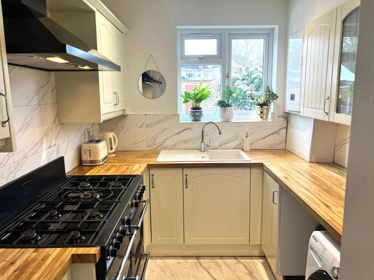 Modern Double Room With Fire Tv London Exteriör bild