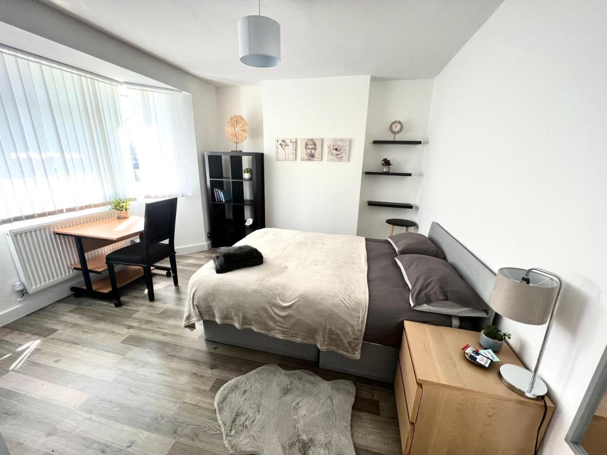 Modern Double Room With Fire Tv London Exteriör bild