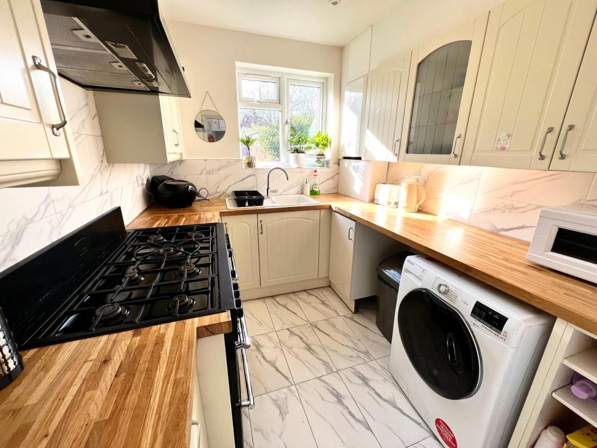 Modern Double Room With Fire Tv London Exteriör bild