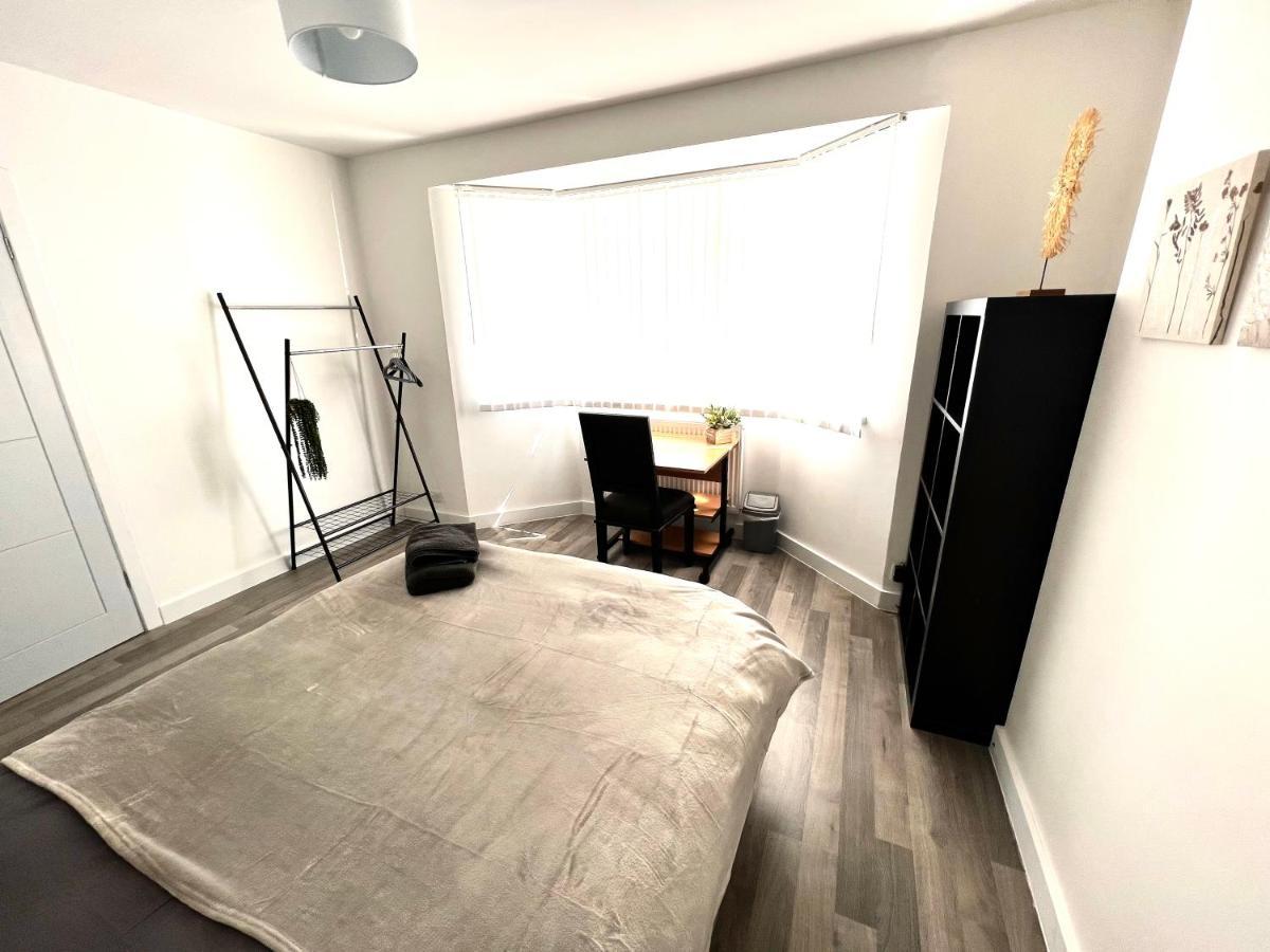 Modern Double Room With Fire Tv London Exteriör bild